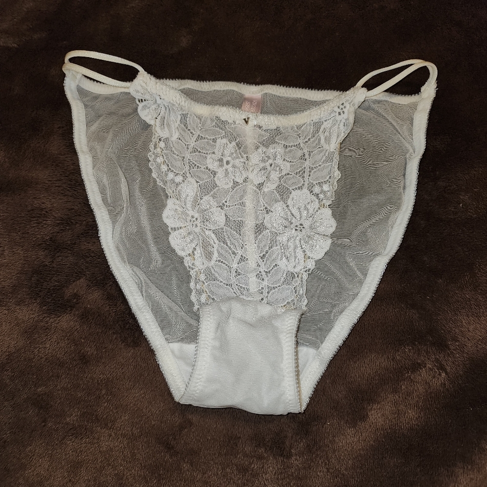 VINTAGE VICTORIAS SECRET WHITE LACE & MESH DOUBLE-STRAP 2000 BIKINI PANTIES